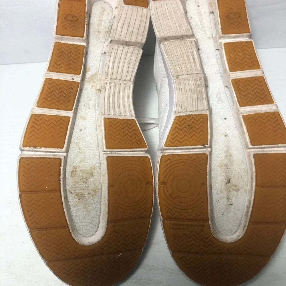 Women’s ON The Roger Centre Court white leather sneakers- Size 7.5